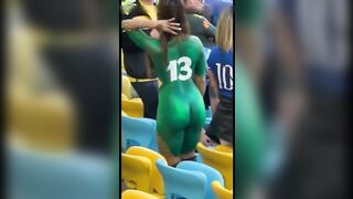 Wunderschöne Latina mit tollem Arsch und Körper tanzt nackt in einem öffentlichen Stadion