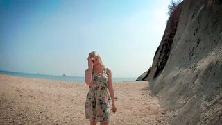 Geile Blondine macht Sex am Strand