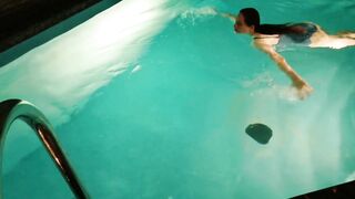 Oralsex am Pool im Freien