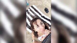 Große Ejakulation im Gesicht der Frau am Strand