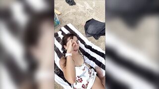 Große Ejakulation im Gesicht der Frau am Strand