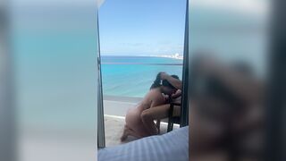 Amateur Blasen auf dem Balkon im Urlaub