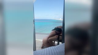 Amateur Blasen auf dem Balkon im Urlaub